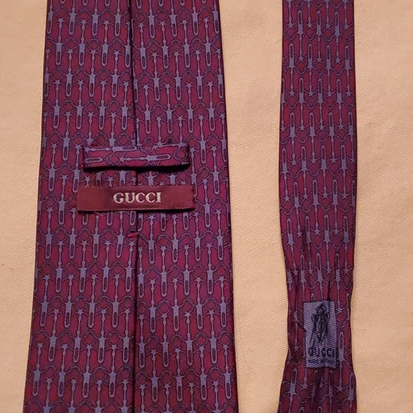 🔥GUCCI  Men's Tie!  Wine with Grey pattern! - Picture 1 of 3